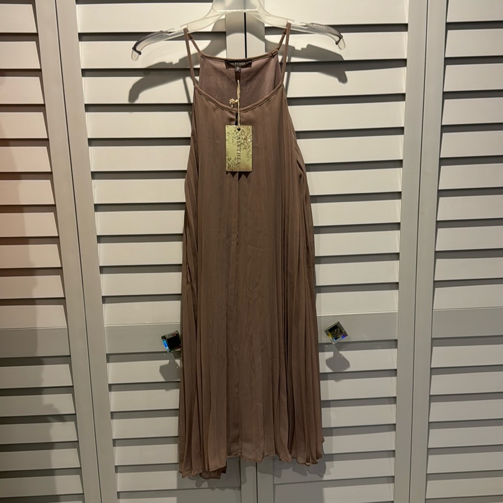 Alythea BWT pleated lined sleeveless dress with belt.